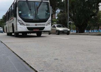 Motorista de ônibus é agredido com limão