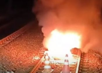 Trilho do metrô do Recife é incendiado