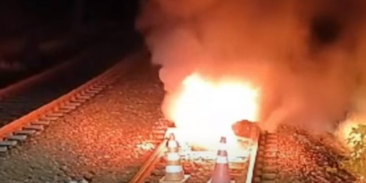 Trilho do metrô do Recife é incendiado