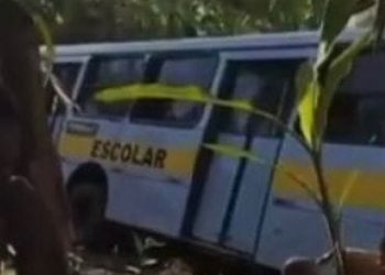 Ônibus escolar capota e deixa estudantes feridos na Zona Rural de Pernambuco