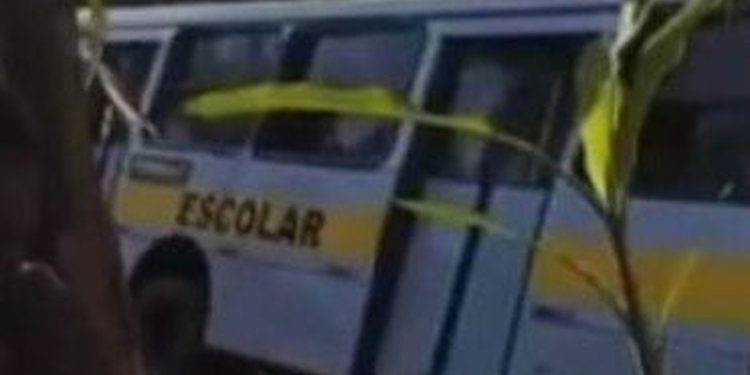 Ônibus escolar capota e deixa estudantes feridos na Zona Rural de Pernambuco