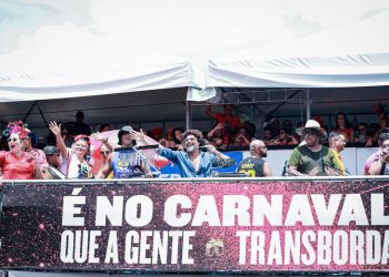 Galo da Madrugada :45ª edição do maior bloco teve sol, chuva e homenagens a Reginaldo Rossi