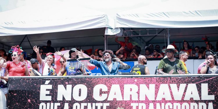 Galo da Madrugada :45ª edição do maior bloco teve sol, chuva e homenagens a Reginaldo Rossi