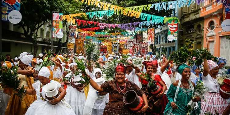 Carnaval: Dez cuidados com o celular para cair no passo com tranquilidade
