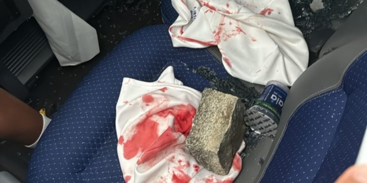 Ônibus do Fortaleza é atacado por torcedores do Sport e jogadores ficam feridos