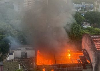 Incêndio atinge Teatro Valdemar de Oliveira, no Recife