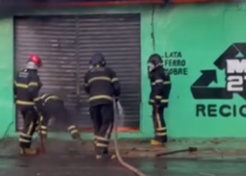 Incêndio atinge galpão em Paulista