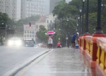 Fortes chuvas deixam áreas do Grande Recife sem energia