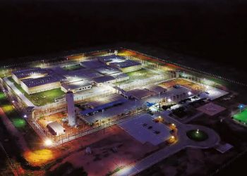 Criminosos que fugiram de prisão de segurança máxima, escaparam pela luminária da cela