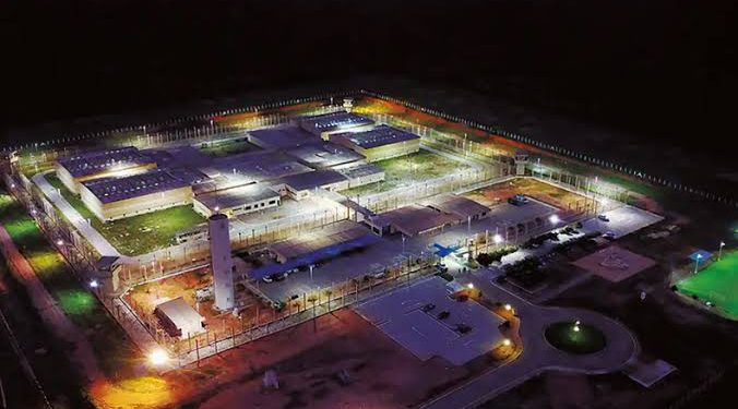 Criminosos que fugiram de prisão de segurança máxima, escaparam pela luminária da cela