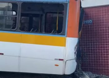 Ônibus perde controle e derruba dois postes em Jaboatão dos Guararapes