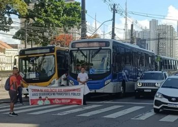 Motoristas de ônibus realizam protesto no Centro do Recife por atraso de salário