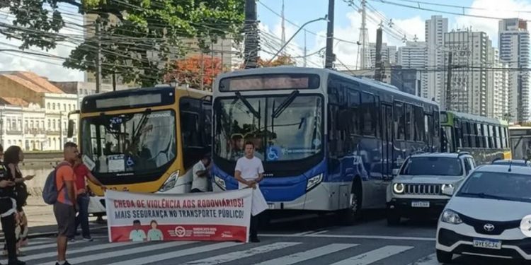 Motoristas de ônibus realizam protesto no Centro do Recife por atraso de salário