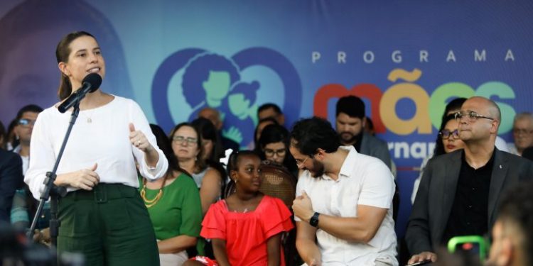 Governo estadual lança programa Mães de Pernambuco, que dará auxílio mensal de R$ 300 a 100 mil mulheres