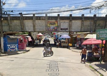 Obra de esgoto interdita trecho no centro do Recife