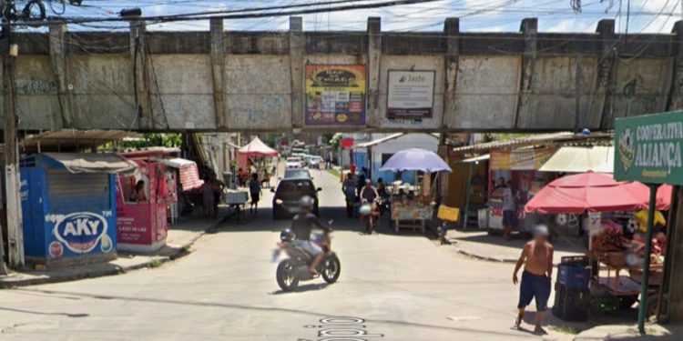 Obra de esgoto interdita trecho no centro do Recife