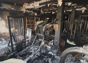 Incêndio destrói academia e idosa é resgatada por bombeiros