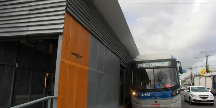 Adolescente morre após ser atropelado por BRT no TI Camaragibe