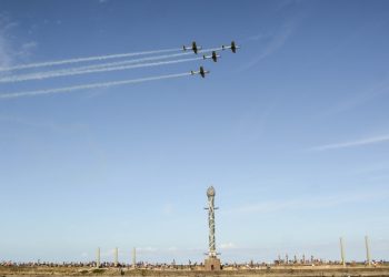 Aviões da Esquadrilha da Fumaça ”rabisca” o céu do Recife na festa de 487 anos