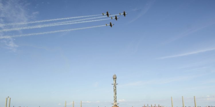 Aviões da Esquadrilha da Fumaça ”rabisca” o céu do Recife na festa de 487 anos