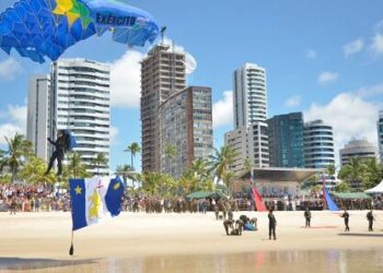 Demonstração de paraquedistas encanta o público em Boa Viagem