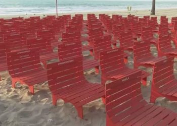 Praia de Boa Viagem recebe 100 bancos vermelhos em memória às vítimas de feminicídio em PE