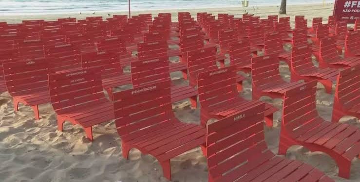Praia de Boa Viagem recebe 100 bancos vermelhos em memória às vítimas de feminicídio em PE