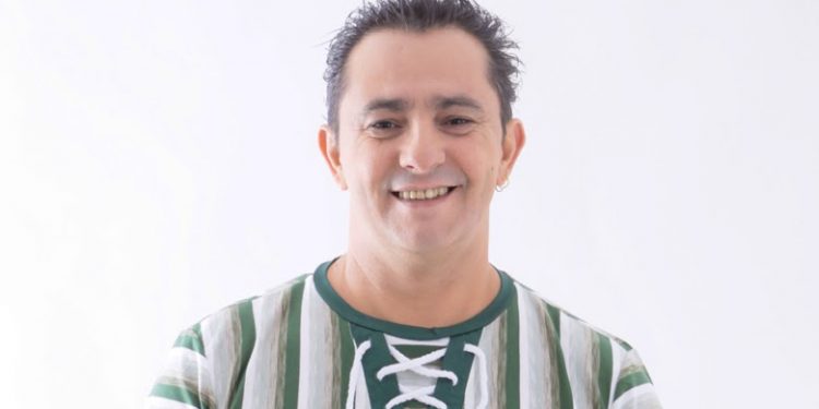 Marcelinho, do Sem Compromisso comemora 37 anos de carreira em apresentação no Recife