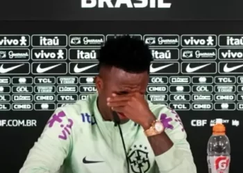 Vini Jr chora ao relatar luta constante contra o racismo