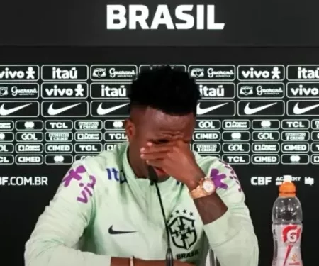 Vini Jr chora ao relatar luta constante contra o racismo