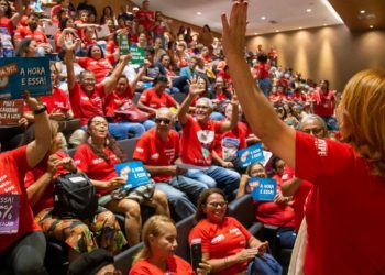 Professores da rede estadual realizam ato público por melhores salários e condições de trabalho