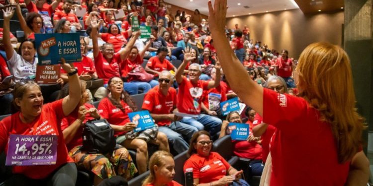 Professores da rede estadual realizam ato público por melhores salários e condições de trabalho
