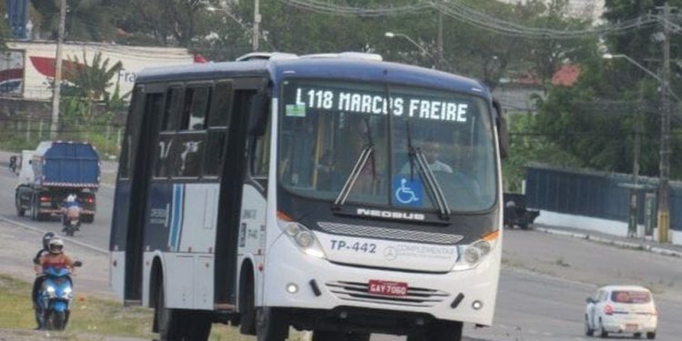 Motoristas do micro-ônibus em Marcos Freire paralisam atividades