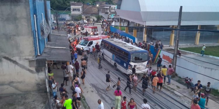 Motoristas do micro-ônibus em Marcos Freire paralisam atividades