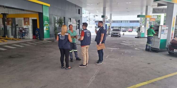 Procon Jaboatão autua postos de combustíveis por cobrança de preços abusivos