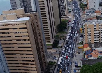 Obra provoca engarrafamento ‘gigantesco’ na Av. Bernardo Vieira