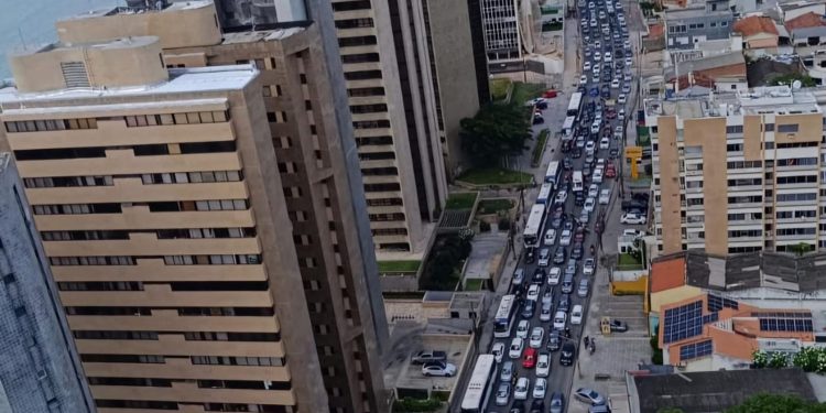 Obra provoca engarrafamento ‘gigantesco’ na Av. Bernardo Vieira