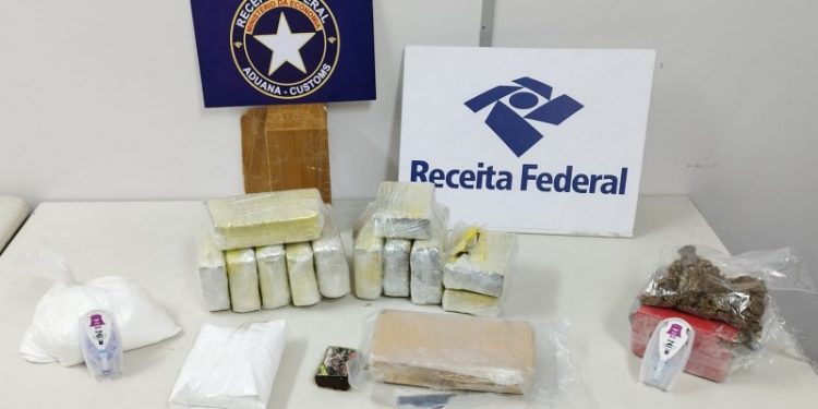 Receita Federal apreende quase R$ 800 mil em drogas em encomendas dos Correios