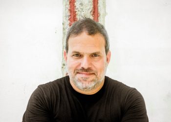 Leo Asfora lança seu quarto livro, intitulado “Dicionário de Silêncios