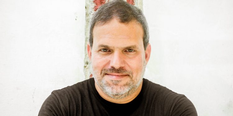 Leo Asfora lança seu quarto livro, intitulado “Dicionário de Silêncios