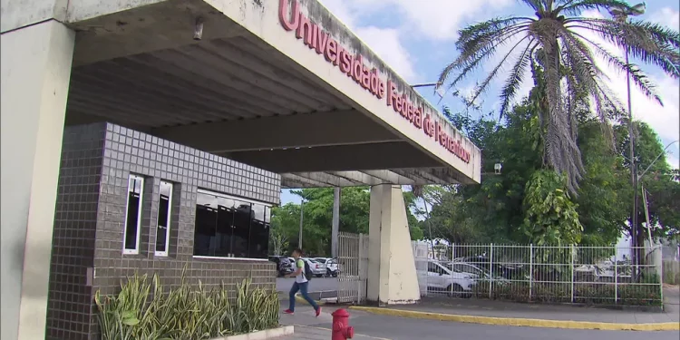 Professores da UFPE definem na quarta (17) se vão fazer parte da greve nacional