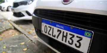 Placas de veículos poderão voltar a ter o nome da cidade e do estado