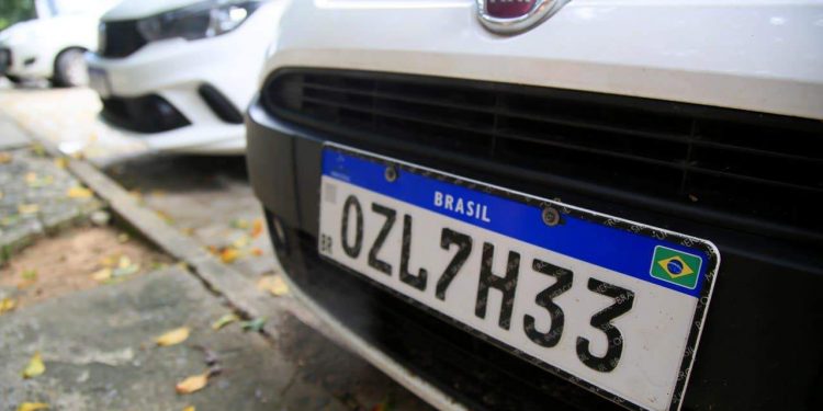 Placas de veículos poderão voltar a ter o nome da cidade e do estado
