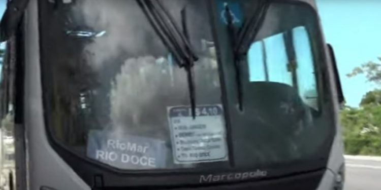 Homem é preso após agredir motorista de ônibus