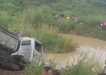 Acidente entre caminhões deixa dois mortos e dois feridos na PE-50