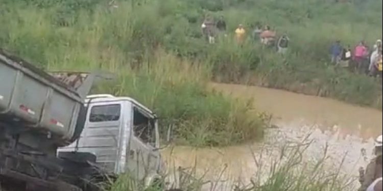 Acidente entre caminhões deixa dois mortos e dois feridos na PE-50