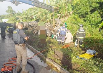Caminhão com botijões de gás tomba e motorista é resgatado de ferragens