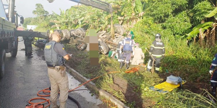 Caminhão com botijões de gás tomba e motorista é resgatado de ferragens