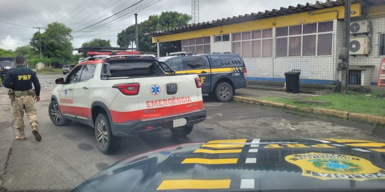 Caminhonete que operava como ambulância é apreendida no Recife com documentos vencidos