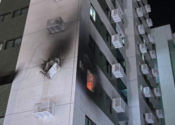 Incêndio atinge apartamento no segundo andar de prédio em Olinda